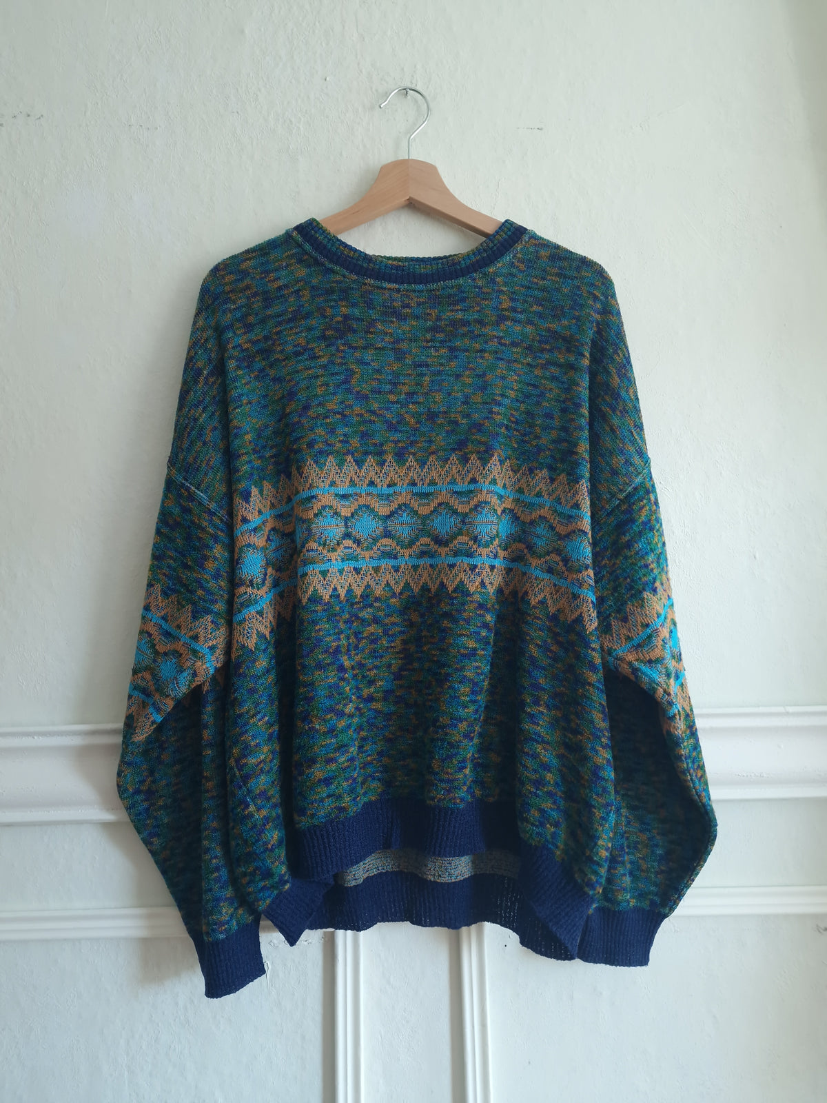Lightweight, comfortable 80s knit sweater